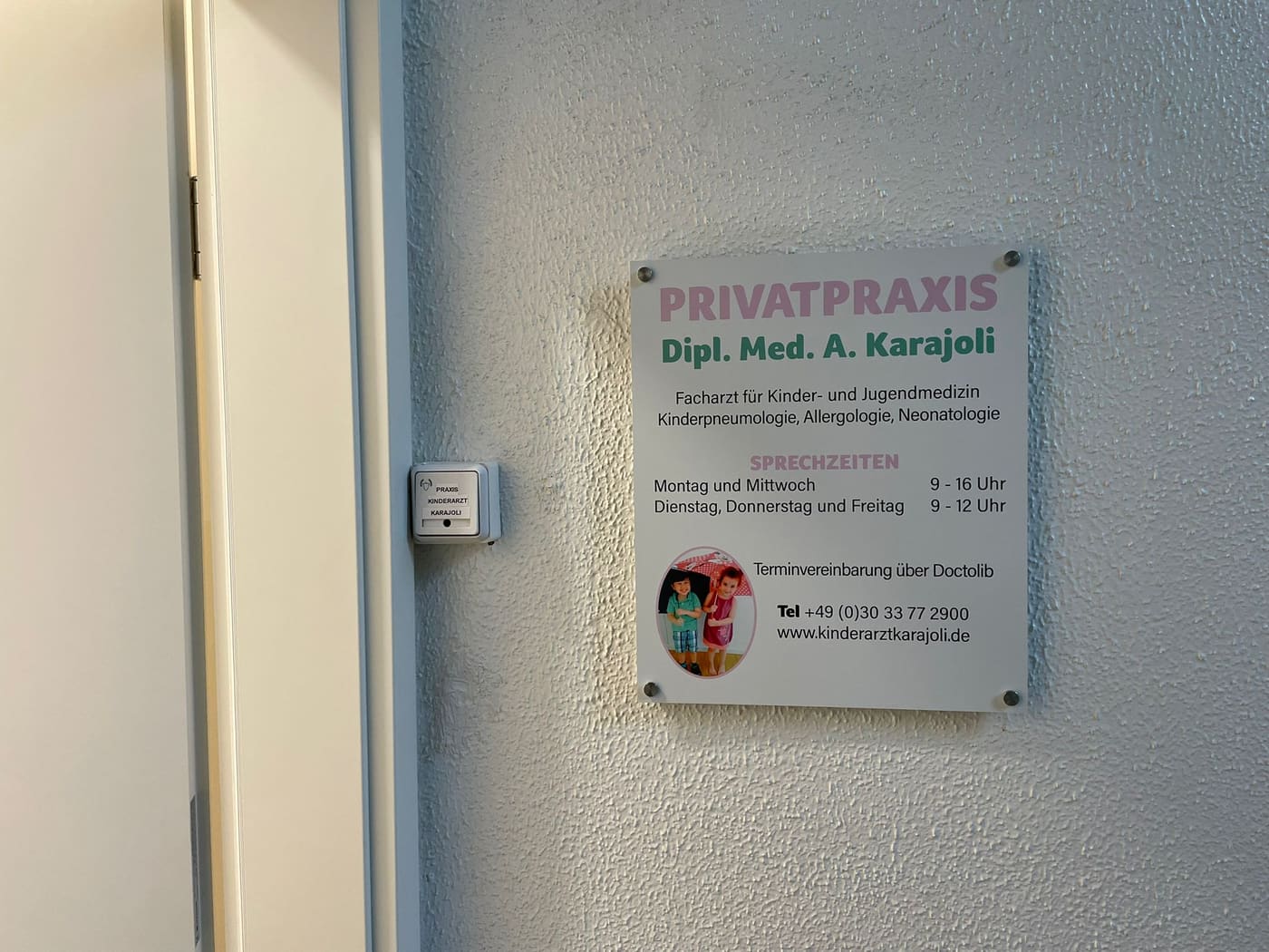 Praxisschild — Kinderarztpraxis Dipl. Med. Abdallah Karajoli in Berlin